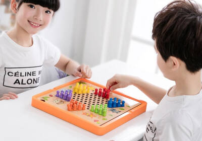 培养宝宝的思考能力，从益智跳棋玩具开始