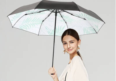 上班族常备的时尚单品遮阳伞，有效减少光线透射。