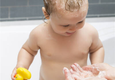 给宝宝洗澡不但能清洁肌肤，还能促进成长！
