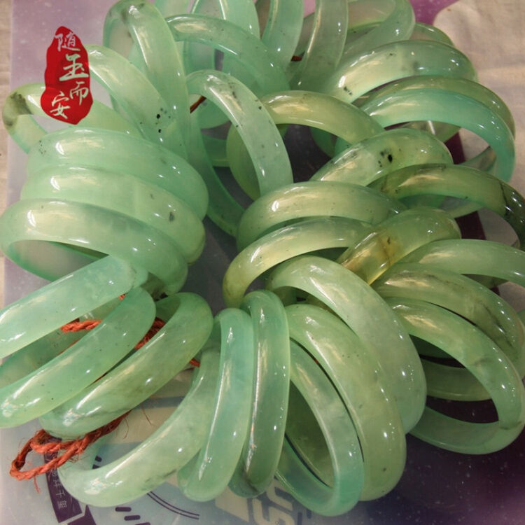 辽宁冰透绿色岫玉手镯 玉手镯 内径56--62mm