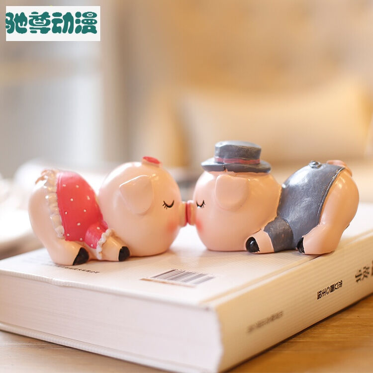爱小猪仔车饰车载桌面装饰工艺品家居情侣桌面树脂摆件礼物礼品 一对