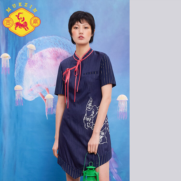 密扇山海错早春新品宽条纹拼接不对称连衣裙系带改良旗袍 藏青色 s