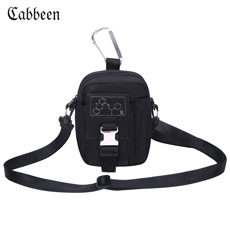 卡宾男士胸包韩版斜挎包休闲时尚腰包个性印花青年黑色拉链男包 煤