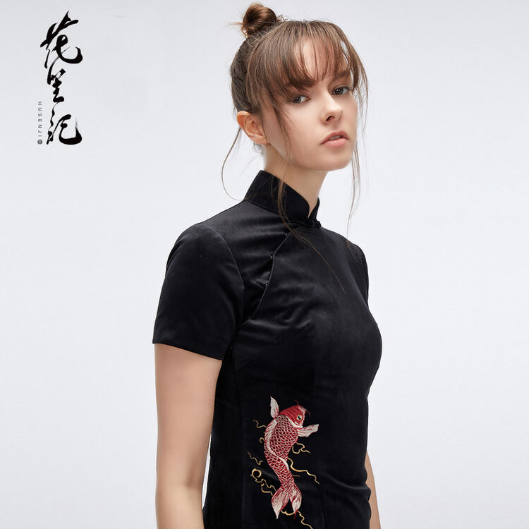 花笙记中国风轻奢潮牌锦鲤刺绣平绒黑色修身旗袍中式女装连衣短裙