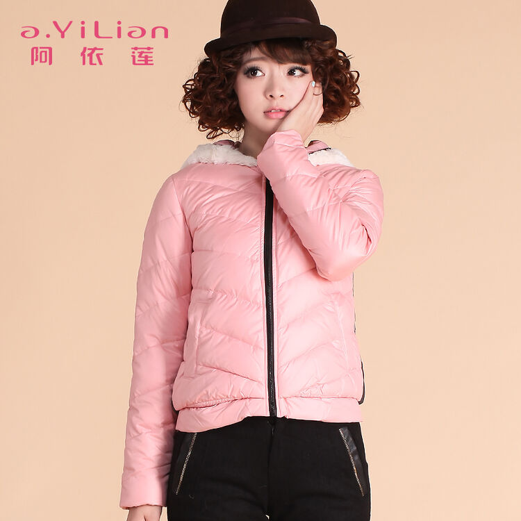 阿依莲新款羽绒服2017冬装可爱印花个性毛领修身短羽绒 女装 粉红色 s