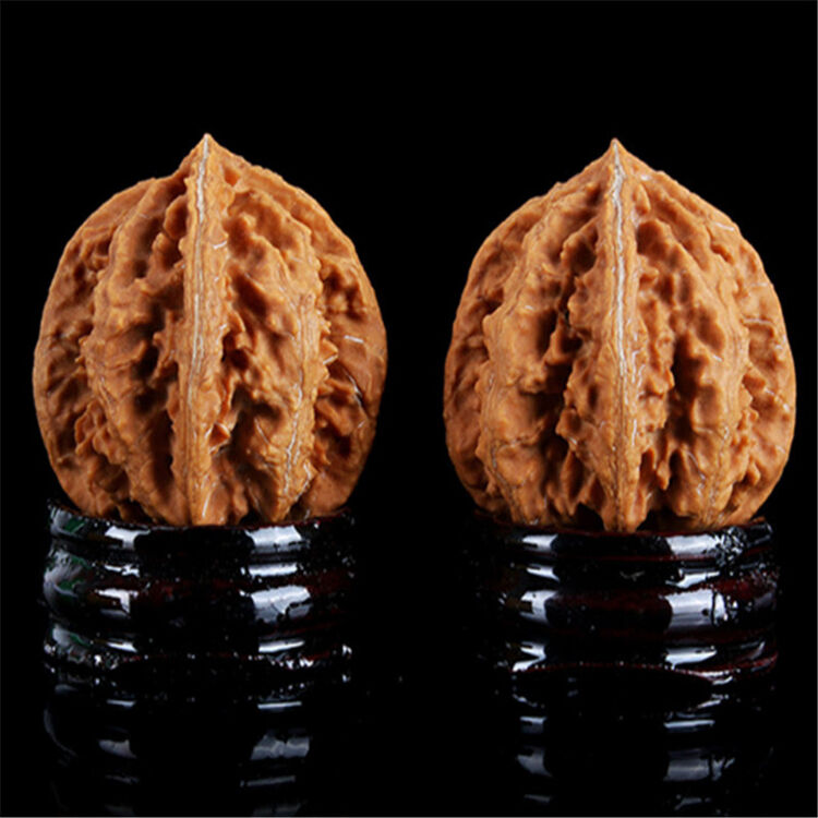 玉中山 文玩核桃肉纹狮子头手把件