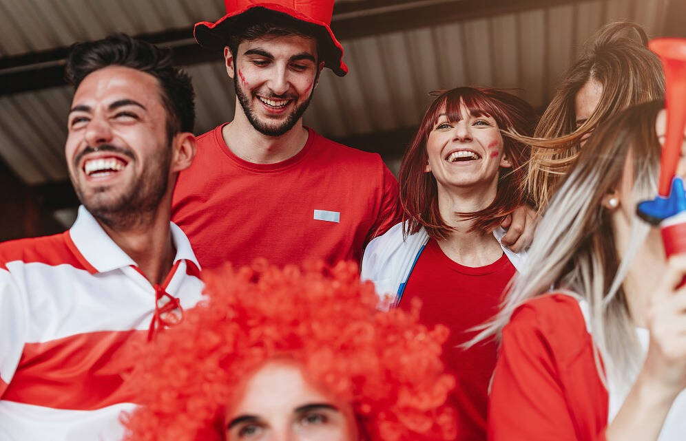 过年穿红大有寓意,外国人其实也偏爱红色.