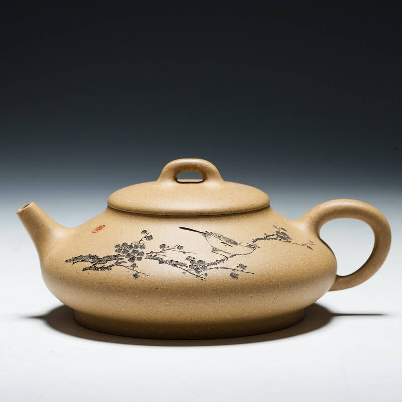宜兴紫砂壶 助工刘浩【扁石壶】梅花刻绘 刘浩刻 黄金段泥 280cc