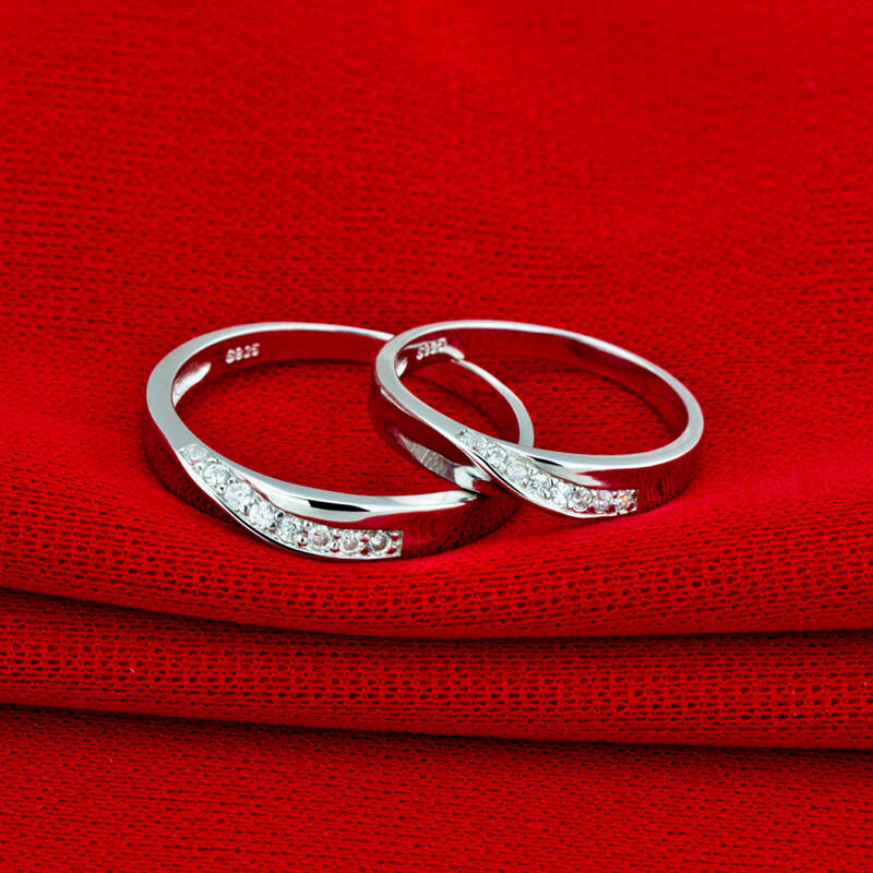 日本卖得比较好的情侣戒指银的的简单介绍