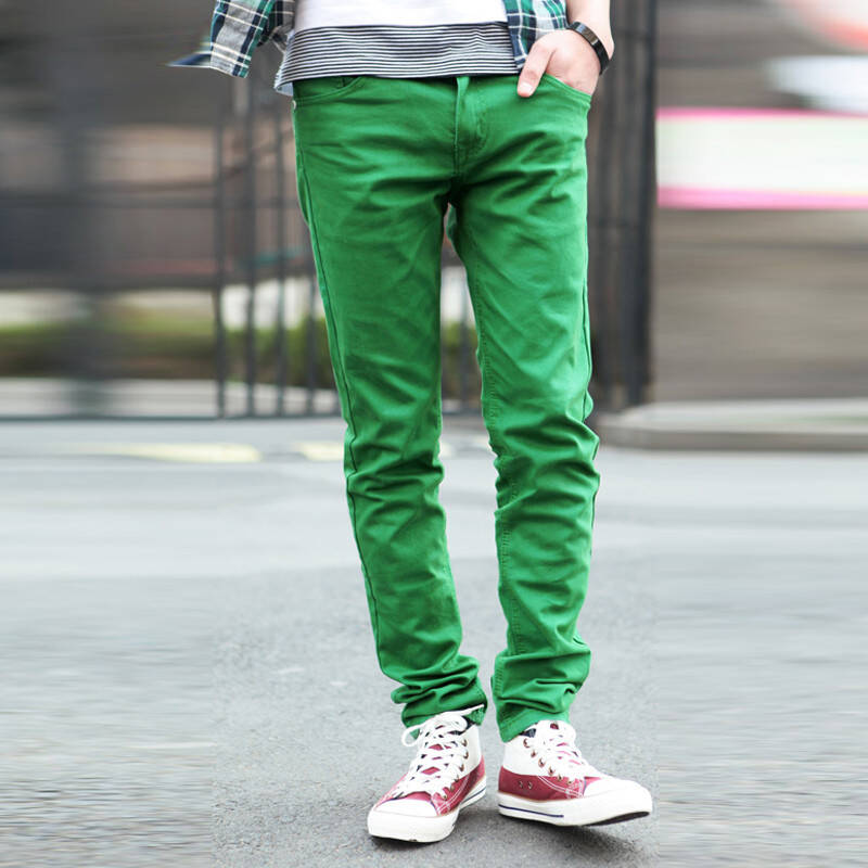 绿色裤子配什么颜色上衣(女生军绿色裤子配什么颜色上衣)