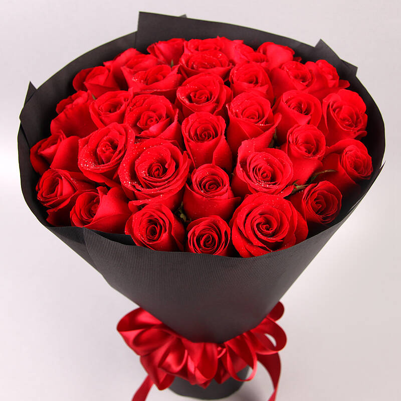 男人送红色玫瑰花给女人含义(男人送红色玫瑰花给女人含义是什么)