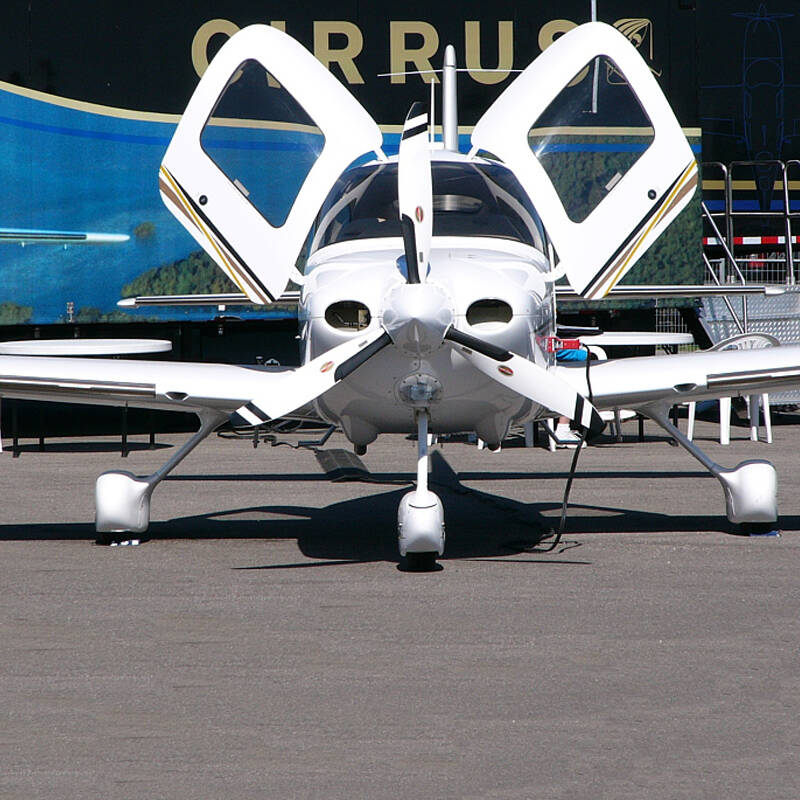 美国西锐sr20型号固定翼飞机 预订金20000元人民币 白色 预订金20000