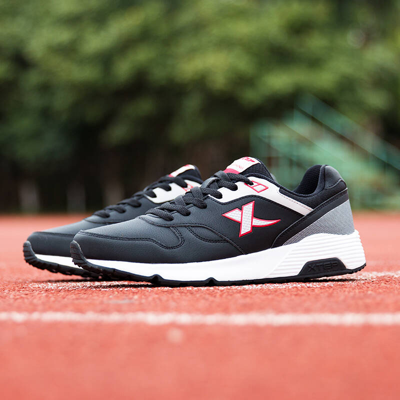 特步男鞋跑步鞋运动鞋男款户外慢跑鞋休闲旅游鞋子 黑红 40