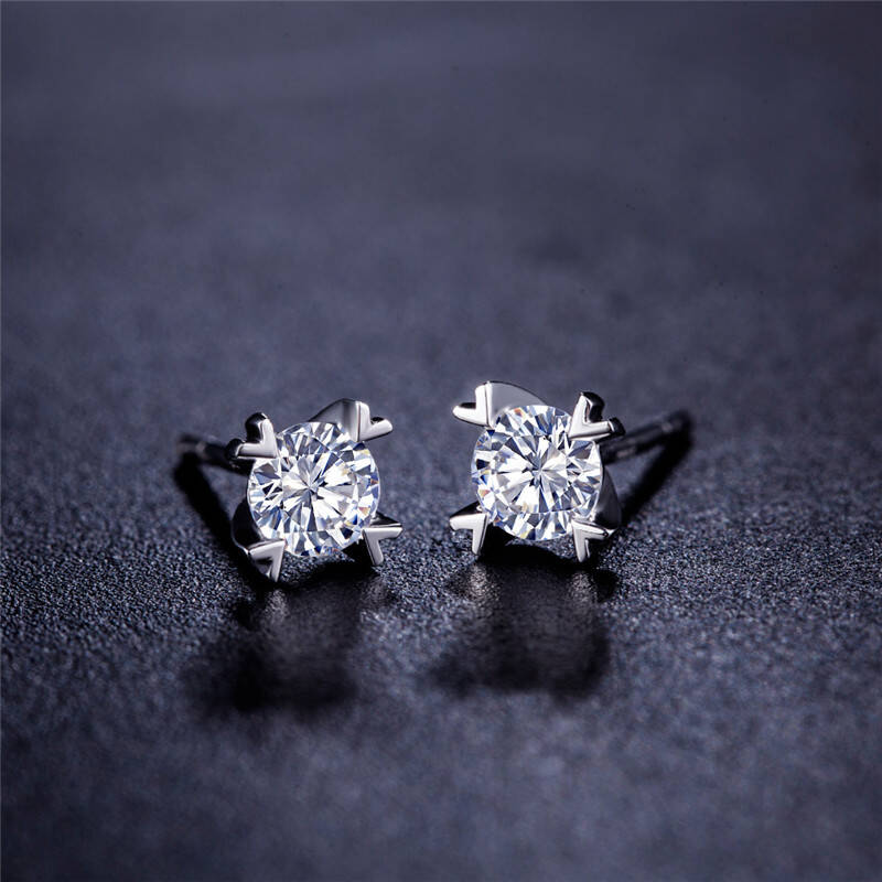 鸣钻国际 白18k金钻石耳饰 四爪心形耳钉3分单只款