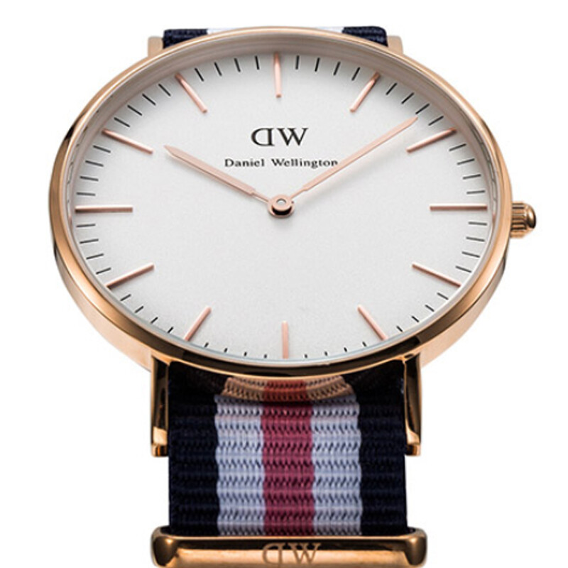 1,**danielwellington(dw)如左下圖所示,錶盤內的品牌標誌dw和下方的