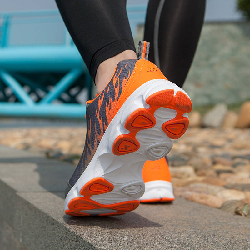 特步男鞋运动鞋跑步鞋男夏季旅游鞋烽火复古慢跑鞋 9589 灰桔/网面 43