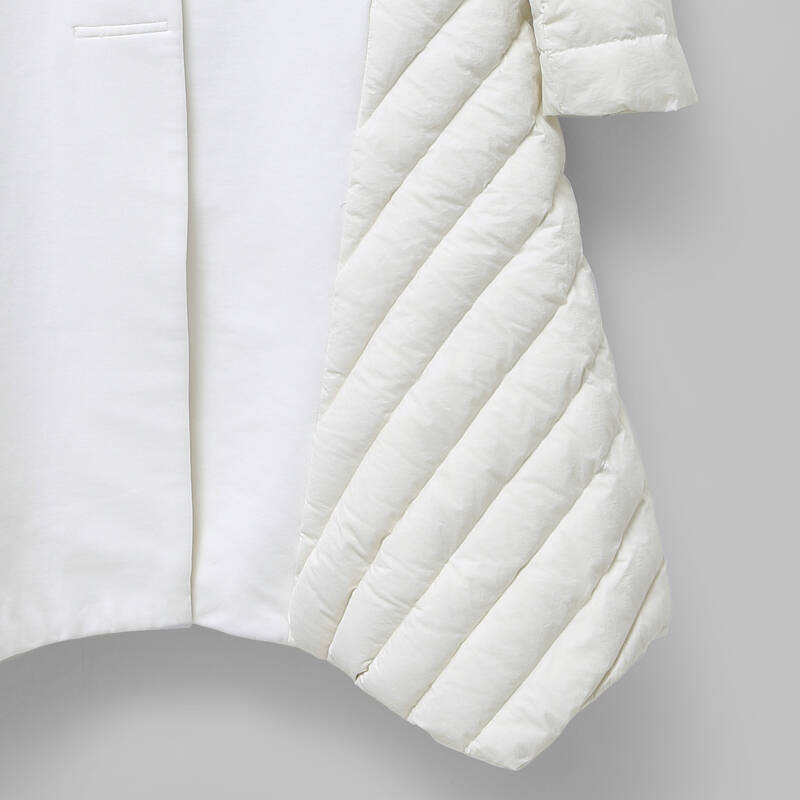 amii redefine2015秋冬新宽松a型v领撞料大码羽绒服女61581672 荼白