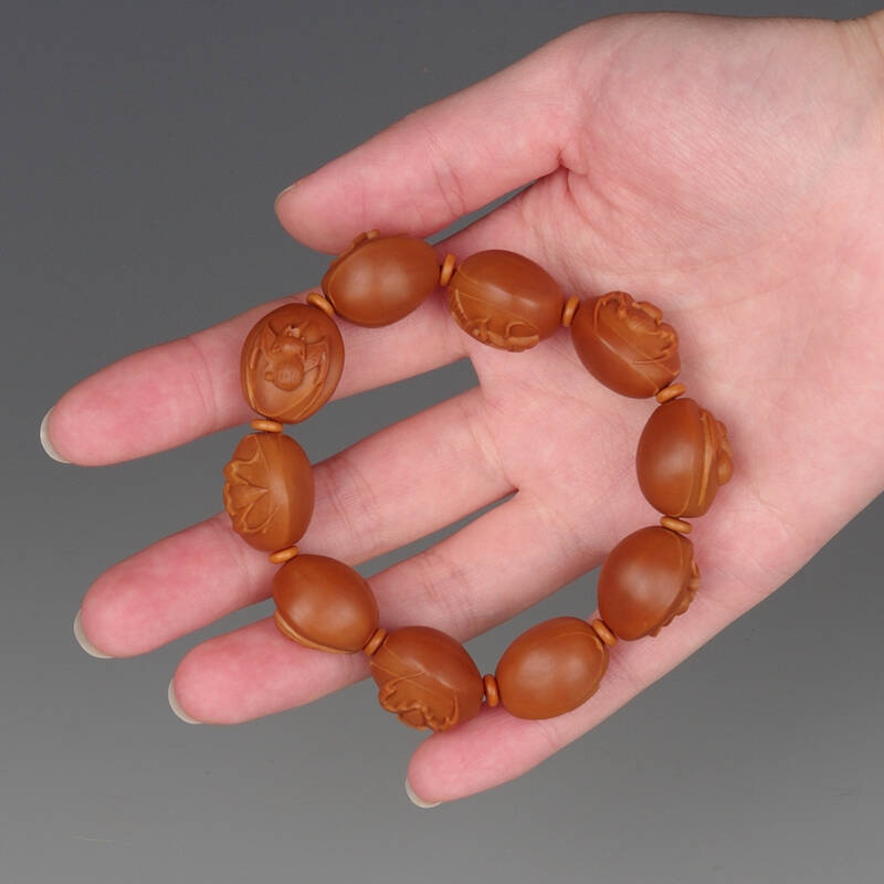 核雕协会副会长浦建军铁头核福在眼前