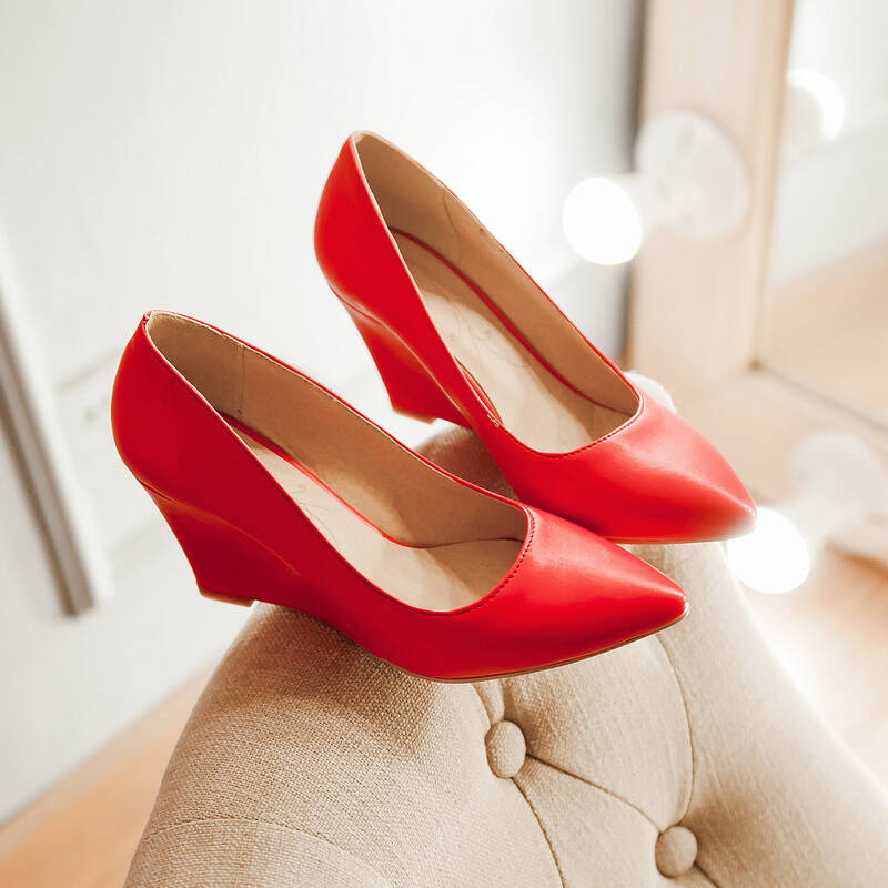 本梵妮 日韩版尖头坡跟高跟女士单鞋子工作职业女生单鞋子高跟鞋 红色