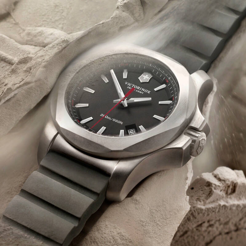瑞士军刀维氏victorinox军腕表瑞士原产 200米防水无惧坦克碾压冰火