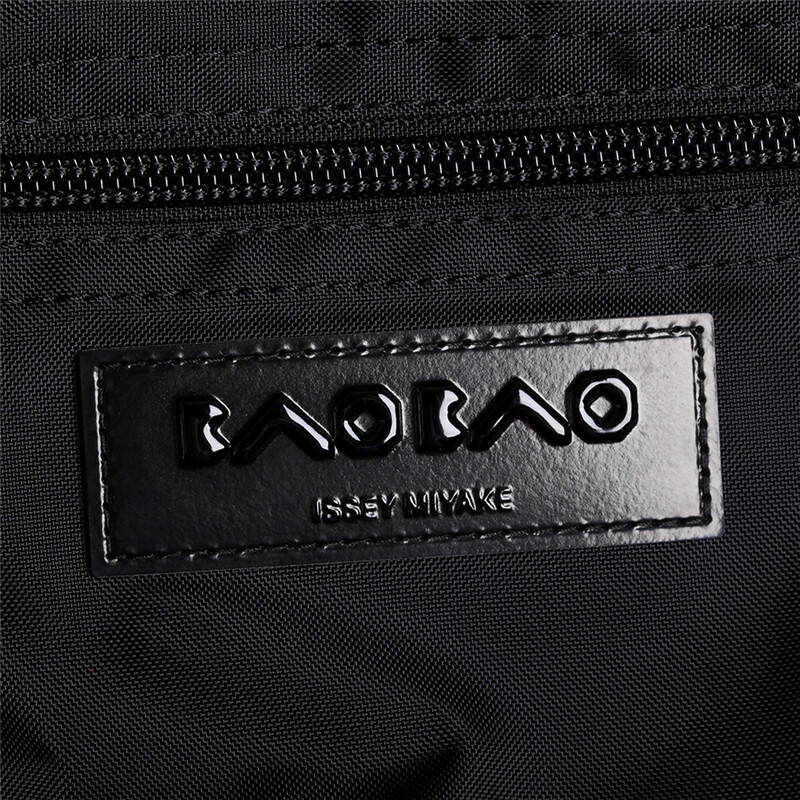 issey miyake 三宅一生女士亮黑色十格手提包 bao bao手袋 bb53-ag043