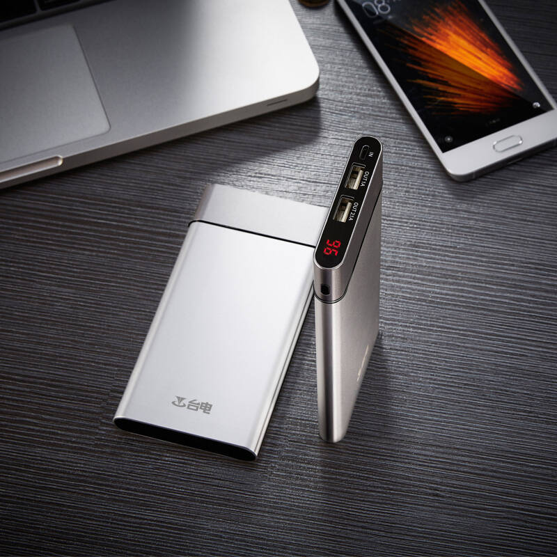 10000毫安超薄聚合物智能数显带lightning接口移动电源/充电宝 全