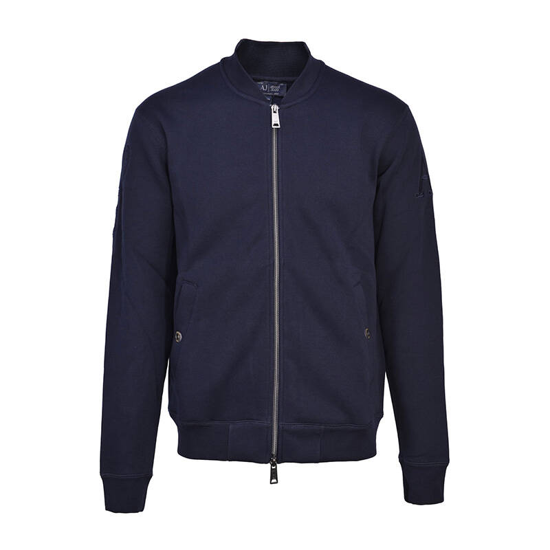 衣服标志方面 阿玛尼的主标就是老鹰,其标志主要出现在领标处除了