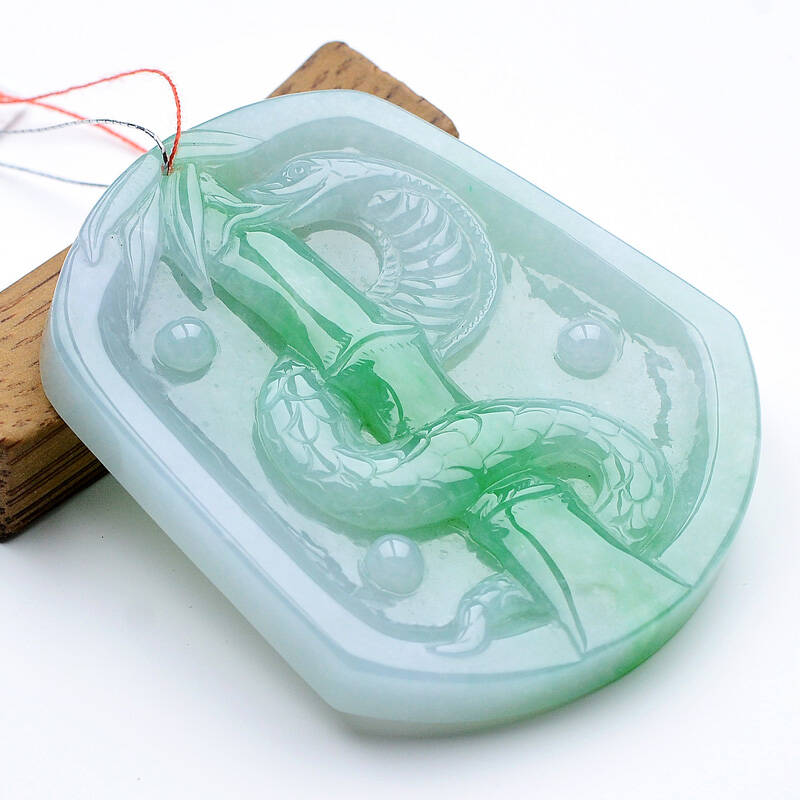 t117果敢翡翠 福禄玉蛇飘阳绿翡翠生肖蛇吊坠挂件