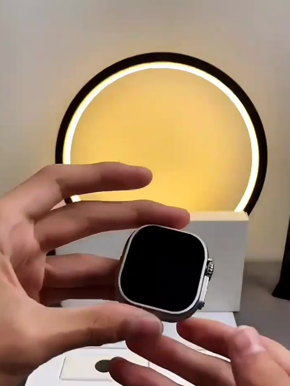 Apple Watch Ultra 智能手表 GPS+蜂窝款 49毫米 钛金属原色 钛金属表壳星光色高山回环式表带大号MQFD3CHA,第2张