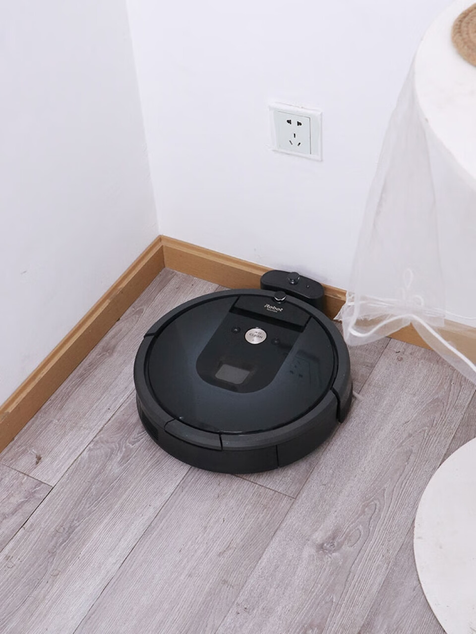 iRobot i7+ 扫地机器人和自动集尘系统 智能家用全自动扫地吸尘器套装,第2张