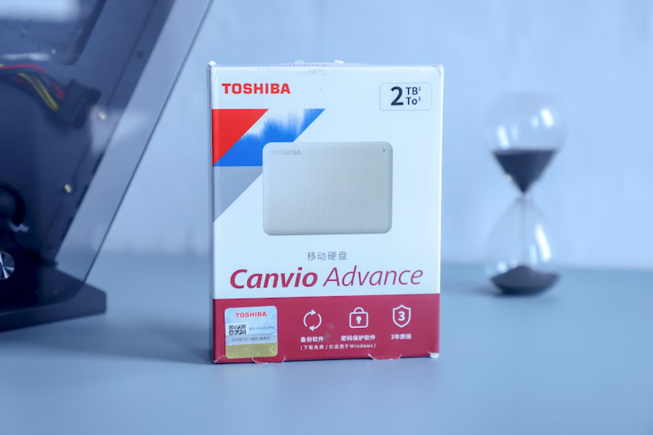 东芝(TOSHIBA) 2TB 移动硬盘 V10系列 USB3.2 Gen1 2.5英寸 机械硬盘 米白 兼容Mac 密码保护 轻松备份,第2张