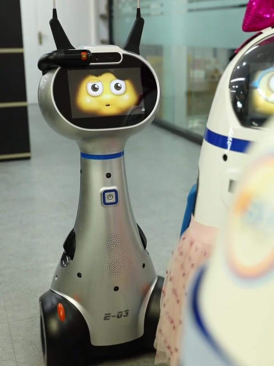 小胖机器人 小胖智能机器人学习机早教机多功能AI对话投影遥控智能管家老人儿童节日礼物家用尊享3年优选,第4张