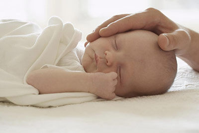 育儿:10天到4个月的宝宝睡多久最好