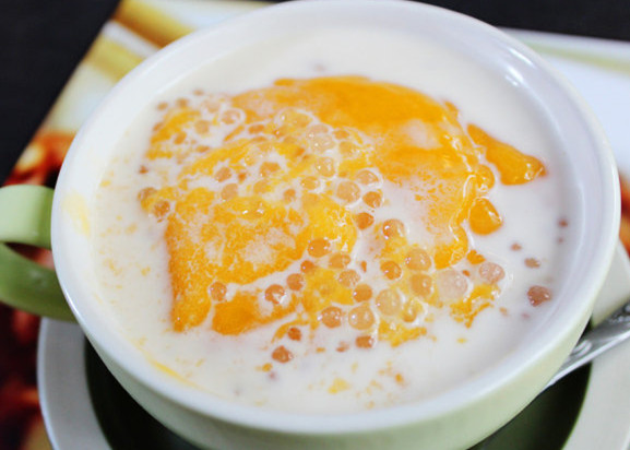 再加入椰奶,作法1的西米,以大火煮开后熄火,最后加入菠萝即可