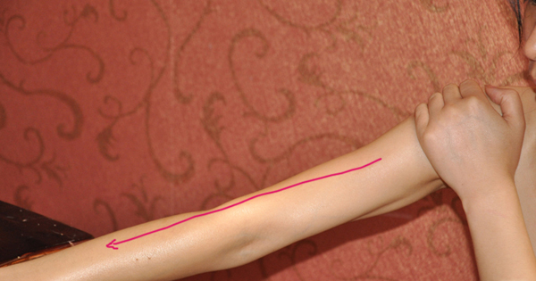 手臂上的赘肉怎么减 刮痧瘦手臂月减2CM