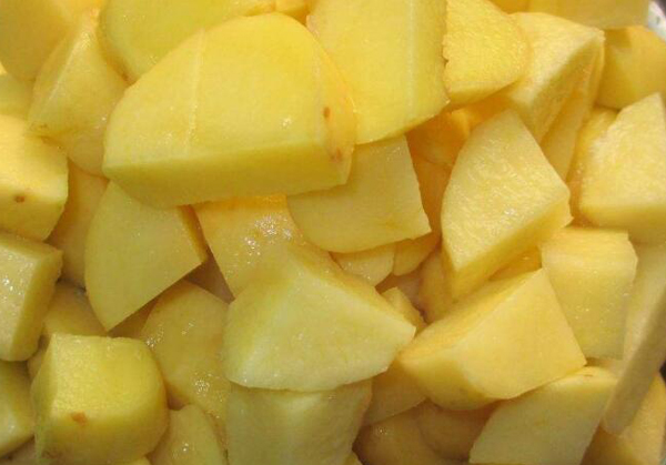 如果用普通锅煮一盘小土豆块,大概需要大火煮三分钟至五分钟.