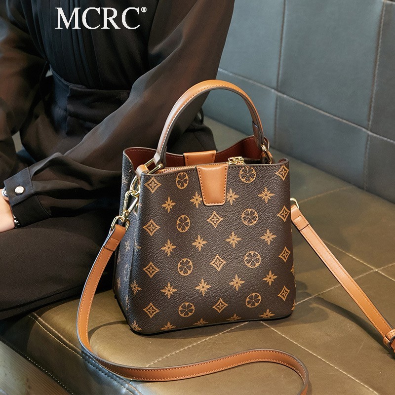 MCRC包包女包女士斜挎包时尚大容量印花百搭单肩手提高级感水桶包女 咖啡色